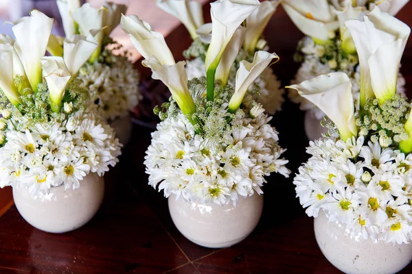 Crisantemos Blancos Calas Macetas Para Las Decoraciones Ceremonia Boda —  Fotos de Stock