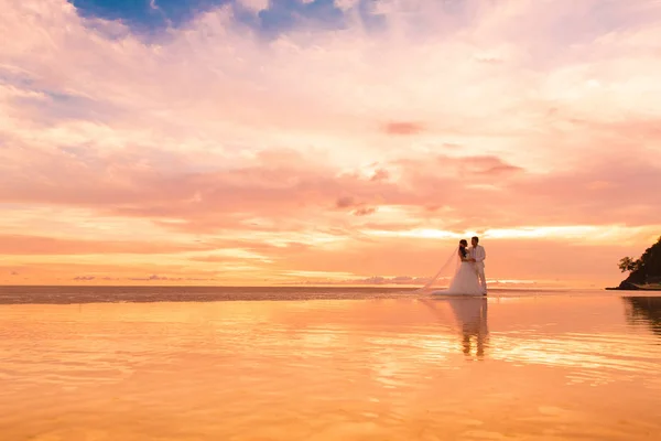 Noiva Noivo Com Véu Longo Praia Tropical Pôr Sol Casamento — Fotografia de Stock