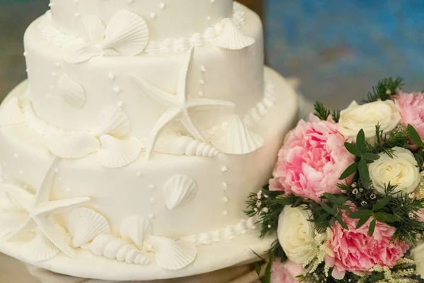 Свадебный Торт Украшенный Раковинами Морской Звездой Букет Невесты — стоковое фото