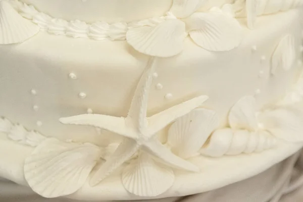Torta Nuziale Decorata Con Conchiglie Stelle Marine Bouquet Della Sposa — Foto Stock