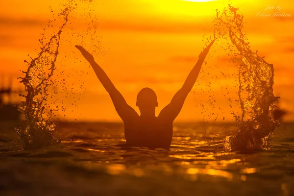 Uomo Nel Mare Tropicale Solleva Spray Con Onda Delle Mani — Foto Stock