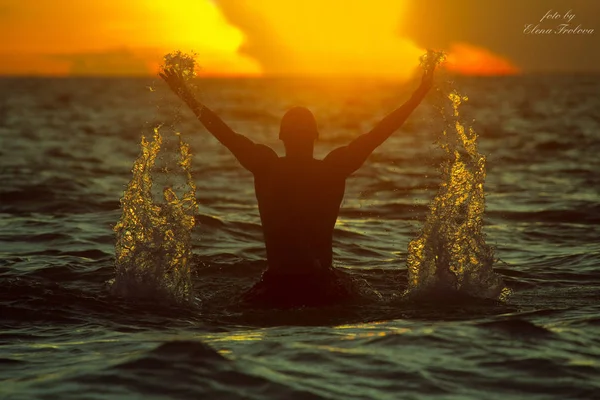 Uomo Nel Mare Tropicale Solleva Spray Con Onda Delle Mani — Foto Stock