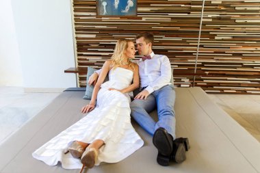 Güzel sarışın gelin beyaz gelinlik ve damat otel.