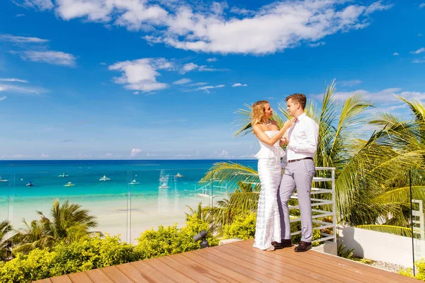Beautiful Blonde Bride White Wedding Dress Groom Roof Hotel Tropical — Stock Photo, Image