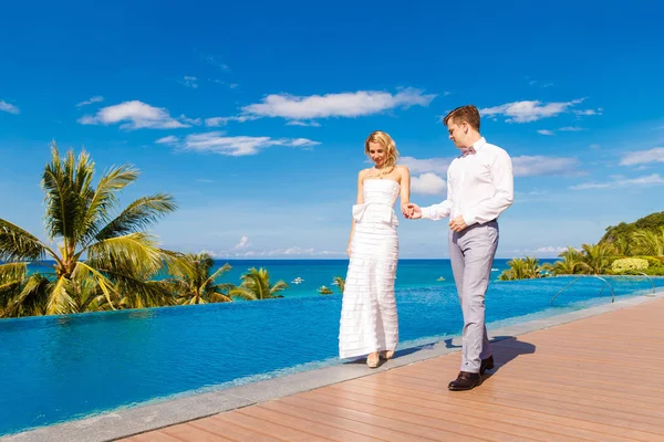 Mooie Blonde Bruid Witte Bruidsjurk Bruidegom Dansen Een Hotel Buurt — Stockfoto