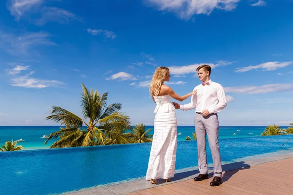 Beautiful Blonde Bride White Wedding Dress Groom Dance Hotel Infinity — Stock Photo, Image