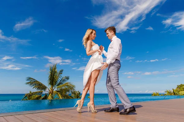 Hermosa Novia Rubia Vestido Novia Blanco Novio Bailan Hotel Cerca — Foto de Stock