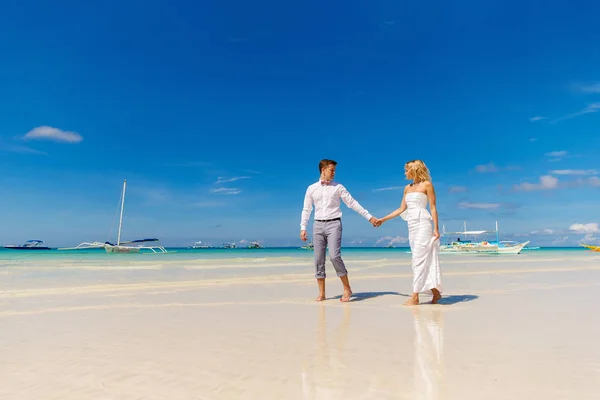 Glückliche Braut Und Bräutigam Tropischen Strand Tropisches Meer Und Palmenboote — Stockfoto