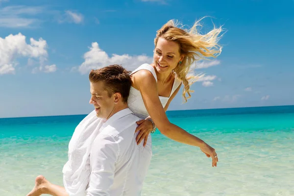 Šťastná Nevěsta Ženich Baví Tropické Pláži Tropické Moře Palmy Lodě — Stock fotografie