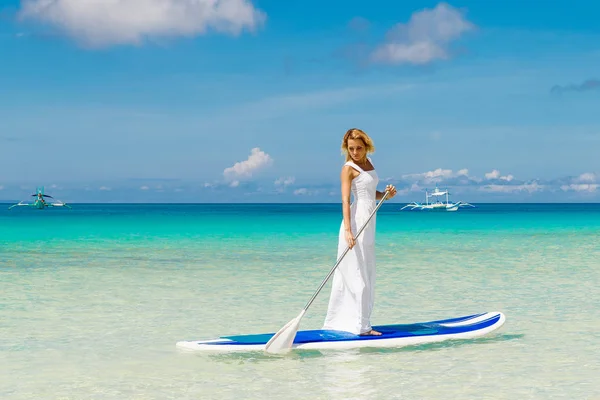 Gelukkig Mooi Jong Meisje Een Witte Jurk Met Paddle Board — Stockfoto