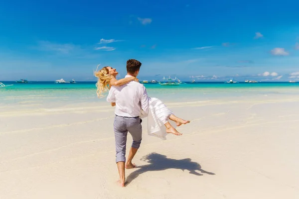 Счастливая Невеста Жених Веселятся Тропическом Пляже Тропическое Море Пальмовые Лодки — стоковое фото