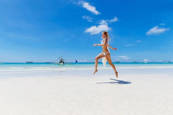 Hermosa Novia Rubia Bikini Blanco Velo Divirtiéndose Playa Mar Tropical —  Fotos de Stock