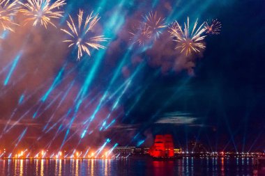 Saint-Petersburg, Rusya Federasyonu-Haziran 23,2018 İsveç brig Tre Krunur yıllık kutlama Okulu mezunları Scarlet yelken St Petersburg. Festival havai fişek ve ışık gösterisi Neva Nehri.