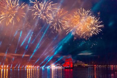 Saint-Petersburg, Rusya Federasyonu-Haziran 23,2018 İsveç brig Tre Krunur yıllık kutlama Okulu mezunları Scarlet yelken St Petersburg. Festival havai fişek ve ışık gösterisi Neva Nehri.