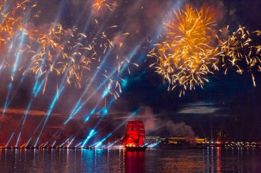 Saint-Petersburg, Rusya Federasyonu-Haziran 23,2018 İsveç brig Tre Krunur yıllık kutlama Okulu mezunları Scarlet yelken St Petersburg. Festival havai fişek ve ışık gösterisi Neva Nehri.