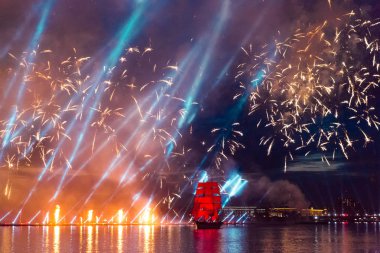 Saint-Petersburg, Rusya Federasyonu-Haziran 23,2018 İsveç brig Tre Krunur yıllık kutlama Okulu mezunları Scarlet yelken St Petersburg. Festival havai fişek ve ışık gösterisi Neva Nehri.