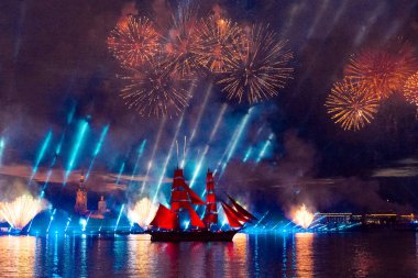 Saint-Petersburg, Rusya Federasyonu-Haziran 23,2018 İsveç brig Tre Krunur yıllık kutlama Okulu mezunları Scarlet yelken St Petersburg. Festival havai fişek ve ışık gösterisi Neva Nehri.