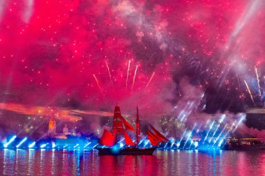 Saint-Petersburg, Rusya Federasyonu-Haziran 23,2018 İsveç brig Tre Krunur yıllık kutlama Okulu mezunları Scarlet yelken St Petersburg. Festival havai fişek ve ışık gösterisi Neva Nehri.