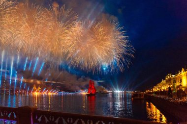 Saint-Petersburg, Rusya Federasyonu-Haziran 23,2018 İsveç brig Tre Krunur yıllık kutlama Okulu mezunları Scarlet yelken St Petersburg. Festival havai fişek ve ışık gösterisi Neva Nehri.