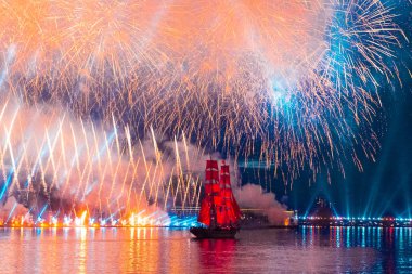 Saint-Petersburg, Rusya Federasyonu-Haziran 23,2018 İsveç brig Tre Krunur yıllık kutlama Okulu mezunları Scarlet yelken St Petersburg. Festival havai fişek ve ışık gösterisi Neva Nehri.