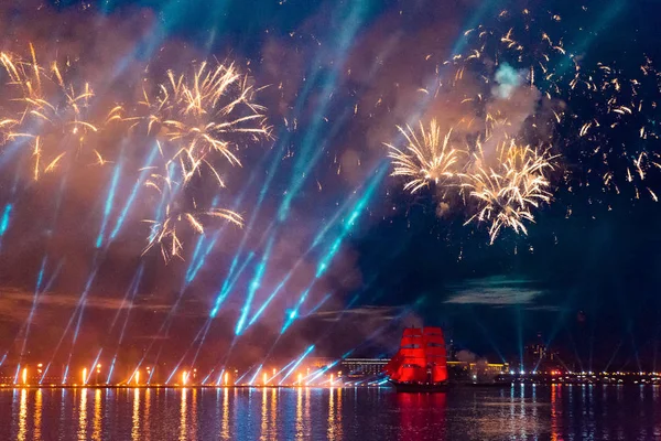 Saint-Petersburg, Rusya Federasyonu-Haziran 23,2018 İsveç brig Tre Krunur yıllık kutlama Okulu mezunları Scarlet yelken St Petersburg. Festival havai fişek ve ışık gösterisi Neva Nehri.