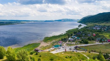  Arka planda köyün drone havadan görünümü 