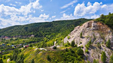  Arka planda köyün drone havadan görünümü 