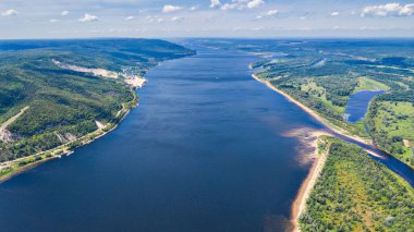  Manzara Volga nehir drone havadan görünümü arasında akar