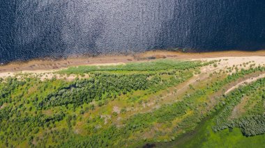  Manzara Volga nehir drone havadan görünümü arasında akar