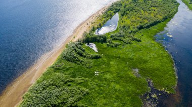  Manzara Volga nehir drone havadan görünümü arasında akar