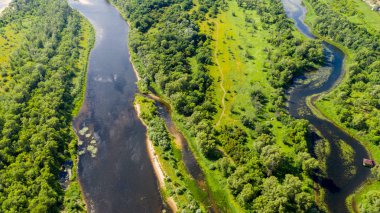  Manzara Volga nehir drone havadan görünümü arasında akar