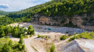 Dağdaki insansız hava aracı madenleriyle hava fotoğrafçılığı. Bu, 