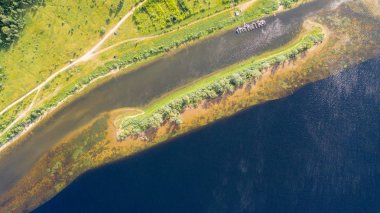  Manzara Volga nehir drone havadan görünümü arasında akar