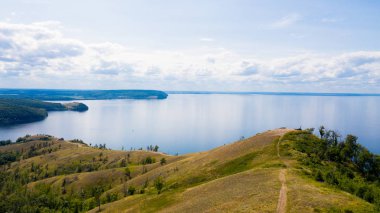  Manzara Volga nehir drone havadan görünümü arasında akar