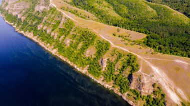  Manzara Volga nehir drone havadan görünümü arasında akar