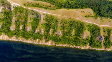  Manzara Volga nehir drone havadan görünümü arasında akar