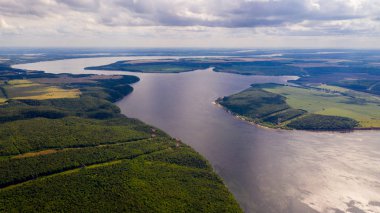  Manzara Volga nehir drone havadan görünümü arasında akar