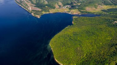  Manzara Volga nehir drone havadan görünümü arasında akar