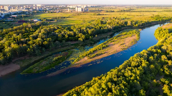 Zomer landschap van de rivier aan de rand van de stad. Aeri — Stockfoto