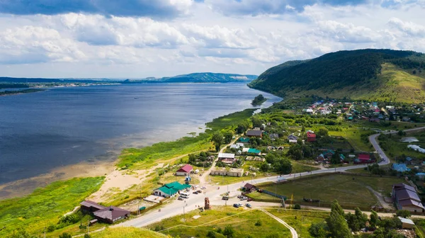 Vue aérienne depuis le drone du village sur le fond de — Photo