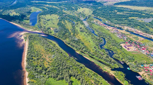 Luftbild von der Drohne der Landschaft Wolga fließt zwischen — Stockfoto