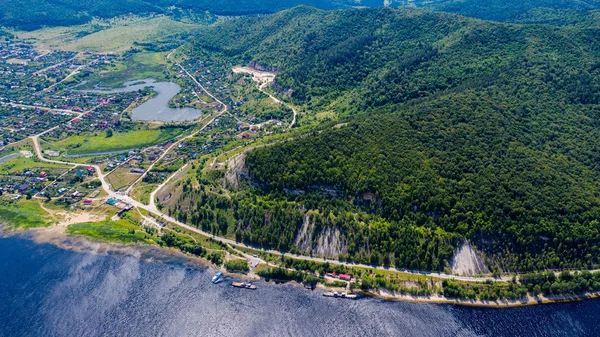 Vista aérea desde el dron del pueblo en el fondo de — Foto de Stock