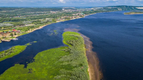 Vista aérea desde el dron del paisaje del río Volga fluye entre — Foto de Stock