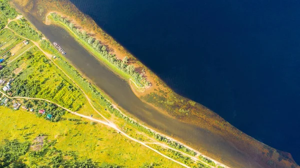 Légifelvétel a táj drone-tól Volga folyó mentén folyik — Stock Fotó