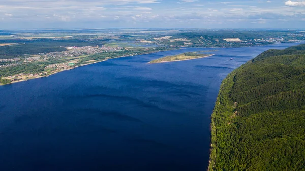 Pandangan udara dari drone lanskap sungai Volga mengalir di antara — Stok Foto
