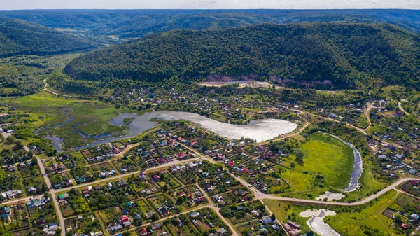 Luftaufnahme von der Drohne des Dorfes auf dem Hintergrund von — Stockfoto