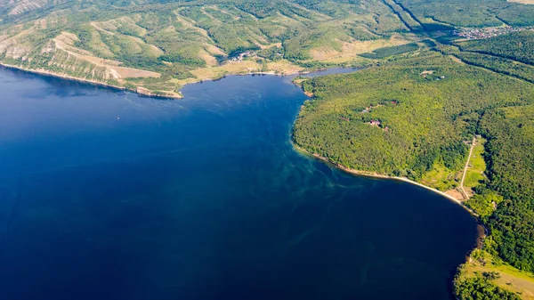 Vista aérea desde el dron del paisaje del río Volga fluye entre — Foto de Stock