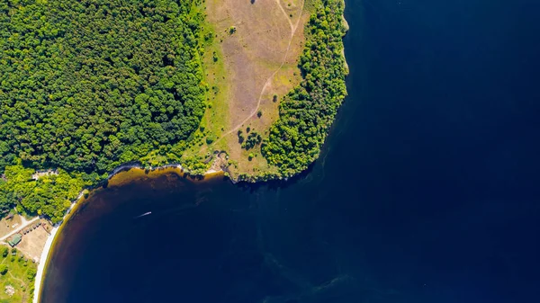 Légifelvétel a táj drone-tól Volga folyó mentén folyik — Stock Fotó