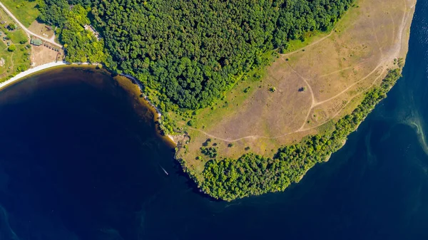 Légifelvétel a táj drone-tól Volga folyó mentén folyik — Stock Fotó
