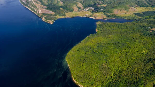 Vista aérea desde el dron del paisaje del río Volga fluye entre —  Fotos de Stock